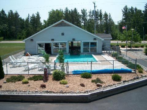 Sunrise Beach Motel Mackinaw City Exterior photo