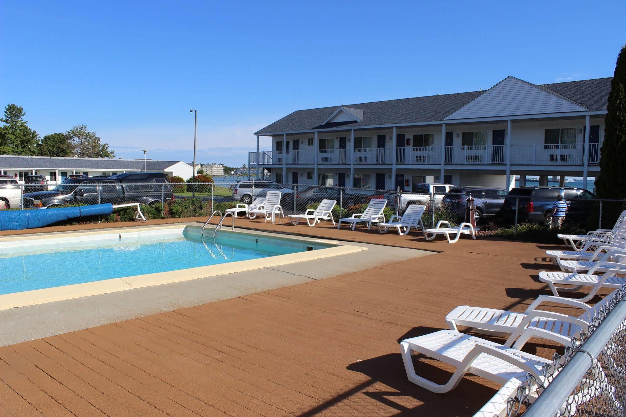 Sunrise Beach Motel Mackinaw City Exterior photo