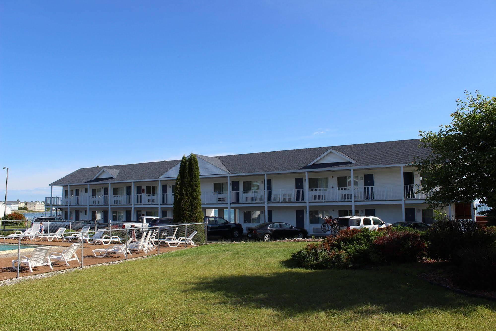 Sunrise Beach Motel Mackinaw City Exterior photo