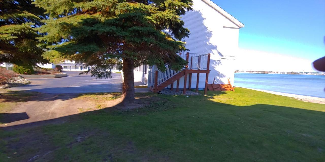 Sunrise Beach Motel Mackinaw City Exterior photo